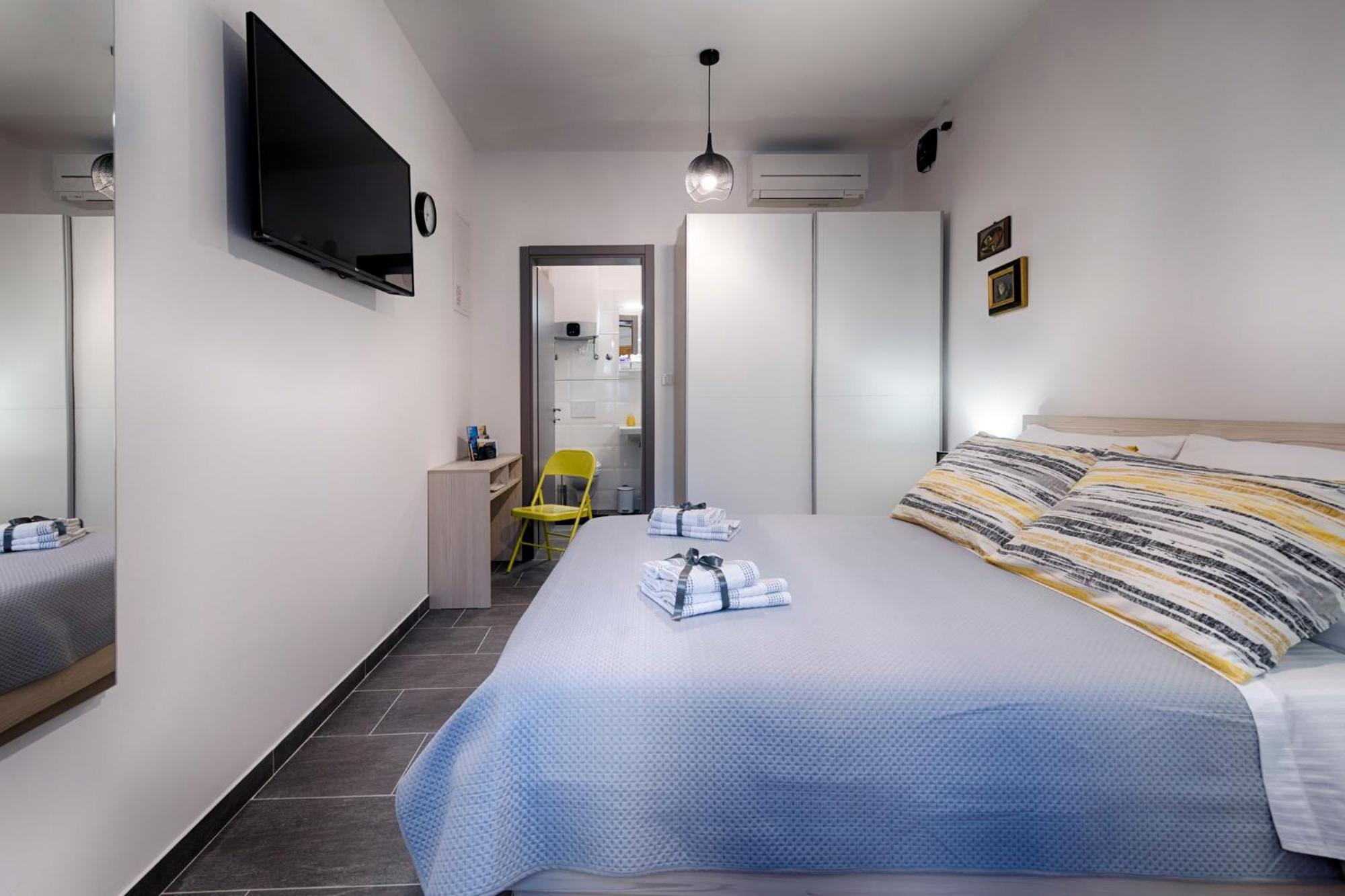 En Suite Room Demaria Komiza Bagian luar foto