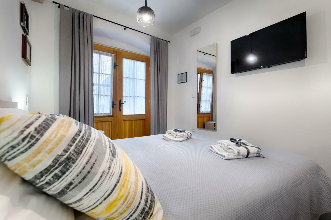 En Suite Room Demaria Komiza Bagian luar foto