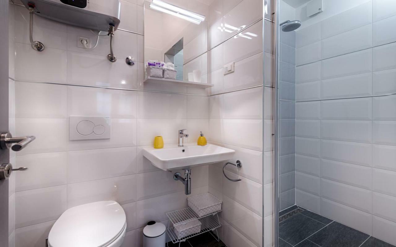 En Suite Room Demaria Komiza Bagian luar foto